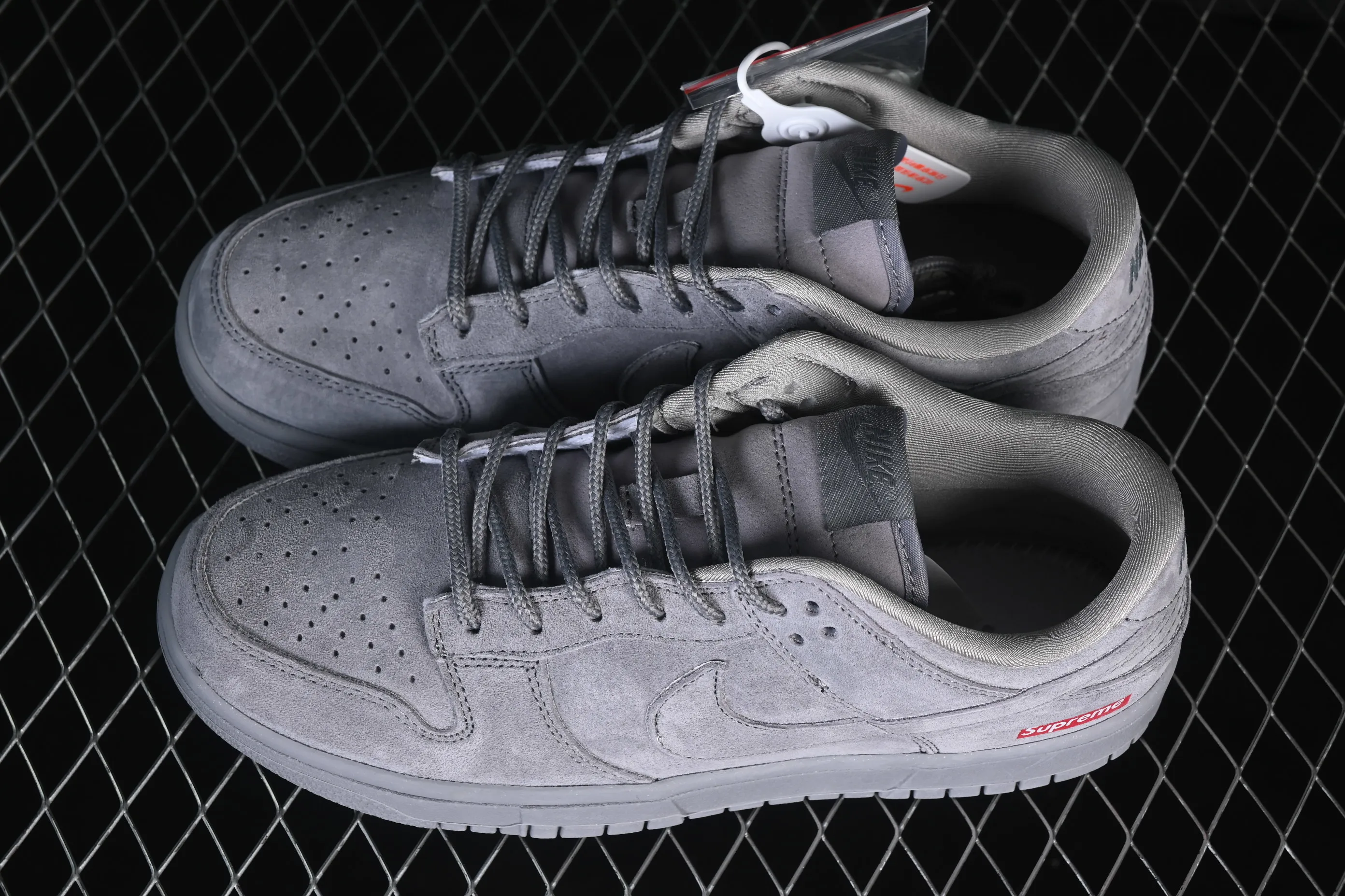 All categories Nk SB Dunk Series Nk SB Dunk Low High-end customized low-top sneakers Nike SB Dunk Low Superme joint Gray Pig Eight High-end customized low-top casual sneakers DD1988-003